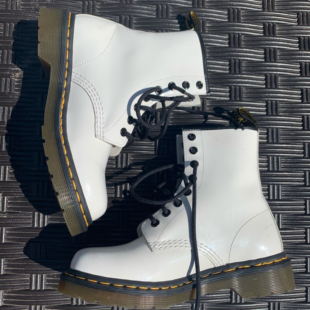 BRAND NEW WHITE DOC MARTENS 1460